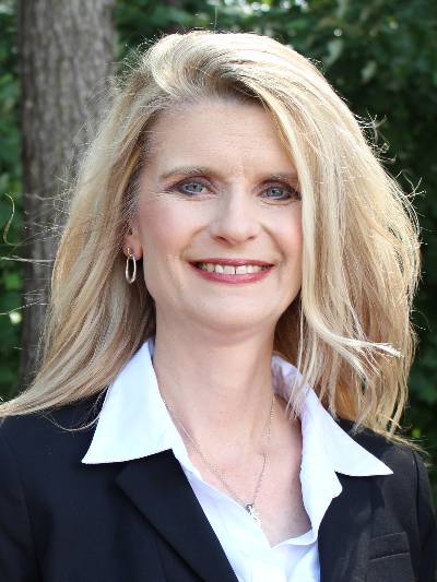 Headshot photograph of Leanne Honeycutt Varner, PharmD