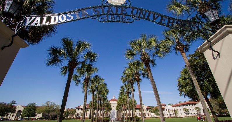 Front gates, lawn and buildings of Valdosta State University