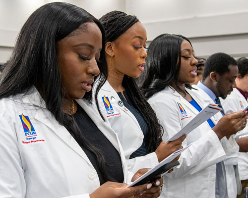 PharmD students recite the Pledge of Professionalism