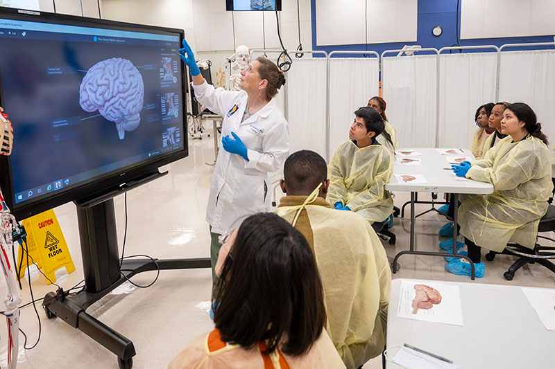 Gwinnett area high school students listen to an anatomy lecture at PCOM Georgia.