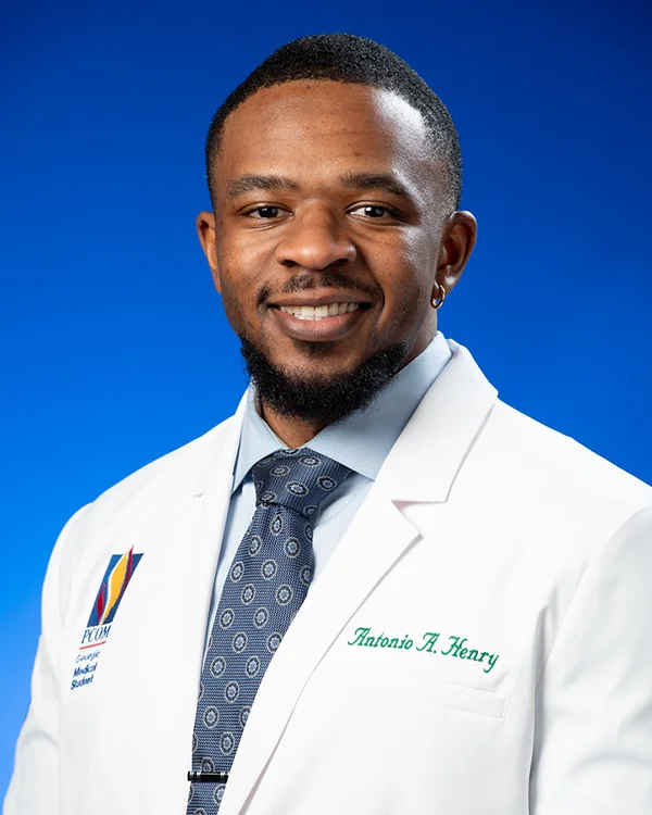 Professional headshot photo of PCOM Georgia medical student Antonio Alonzo Henry (DO '26) wearing his student physician white coat