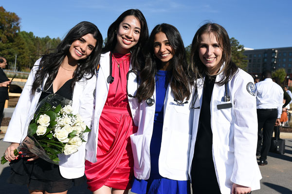 DO students gather for group shot after white coat ceremony