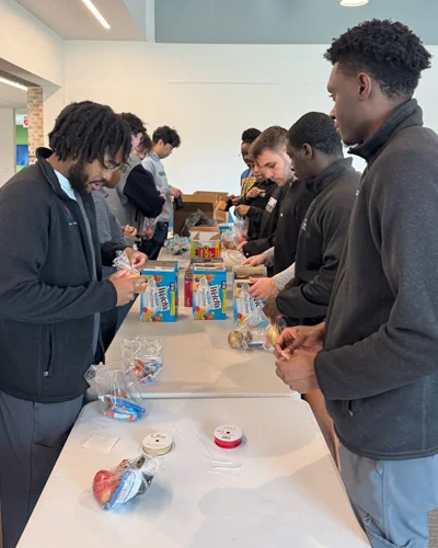 High school students pack nutritious food bundles