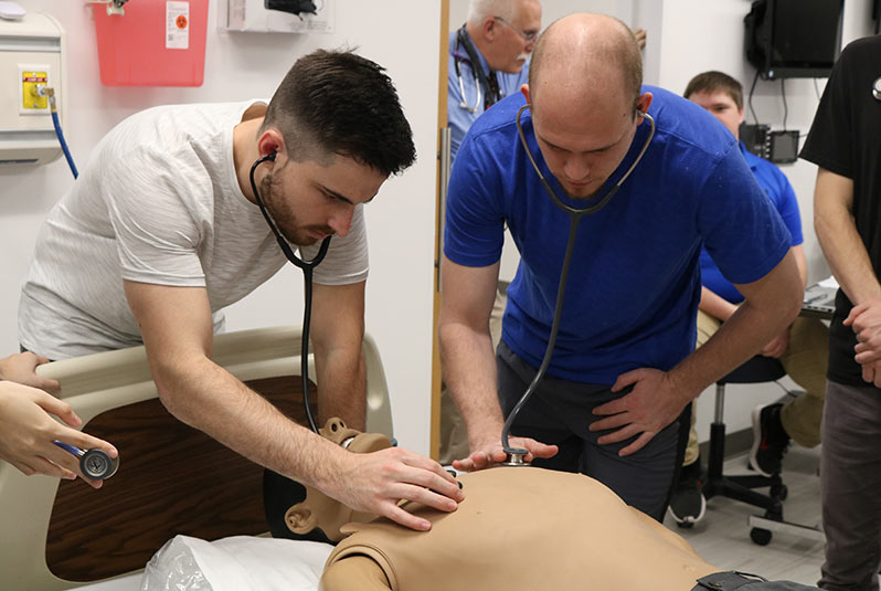 PCOM South Georgia medical student Christian Edwards (DO ‘23) practices patient exams in PCOM South Georgia's simulation center