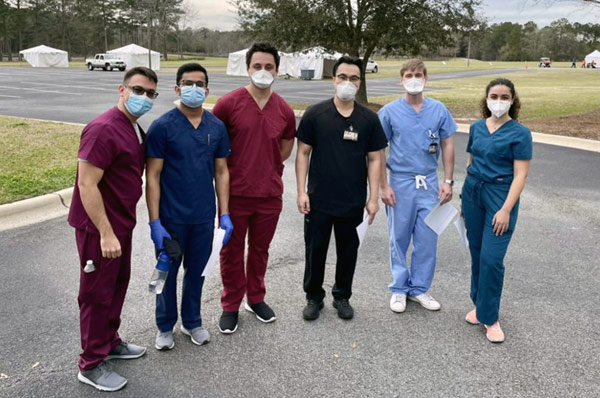 Medical Students Volunteer to Administer Vaccines