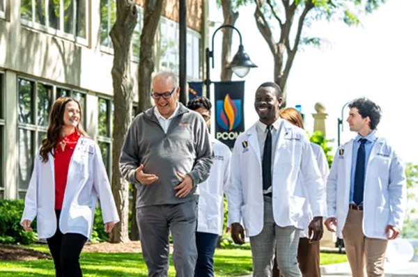 PCOM staff walking with Doctor of Osteopathic Medicine students during a Philadelphia campus tour event