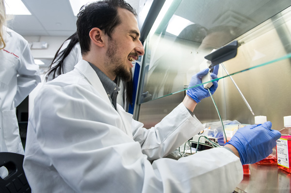 A PCOM biomedical sciences student works in a biomed lab at PCOM's Philadelphia campus.