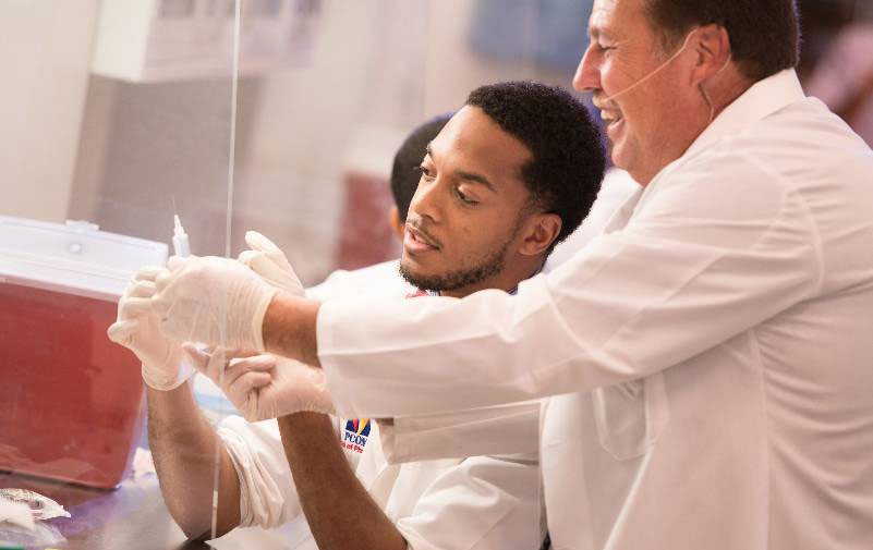 PCOM School of Pharmacy offers collaborative, hands-on instruction.