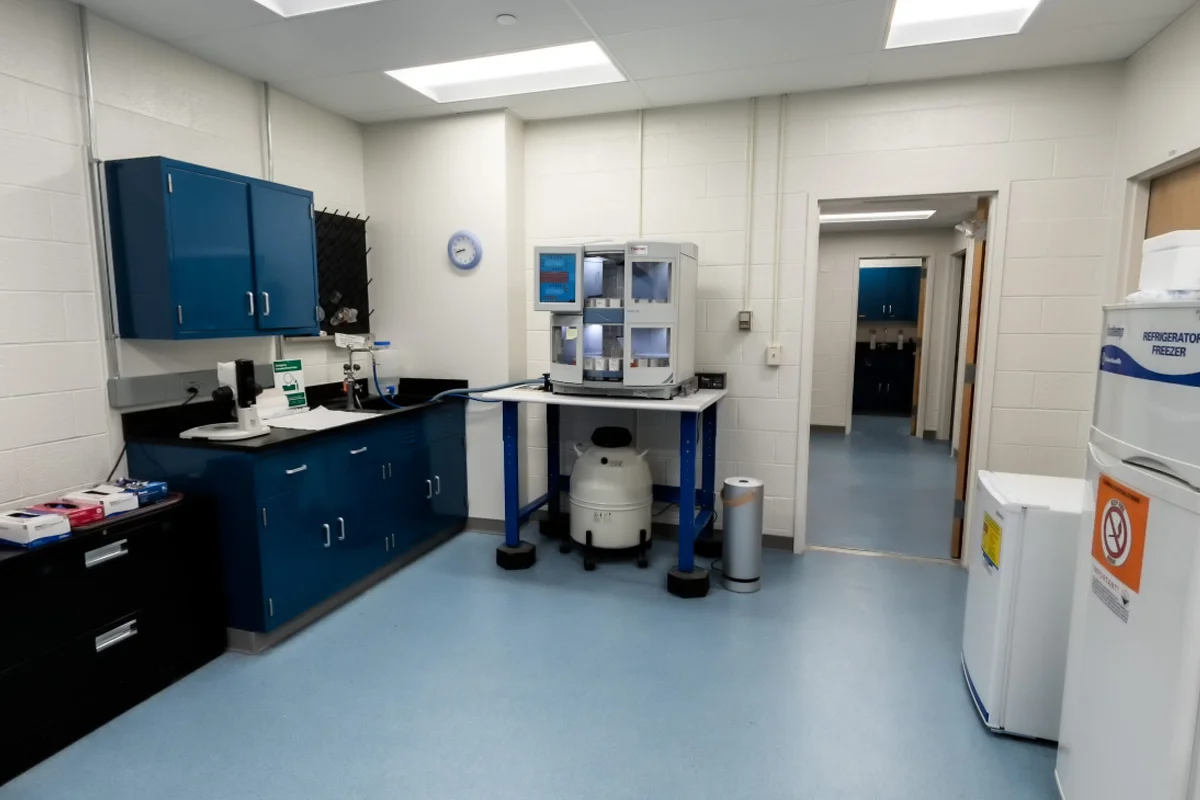 Wide view of the bioimaging laboratory at PCOM