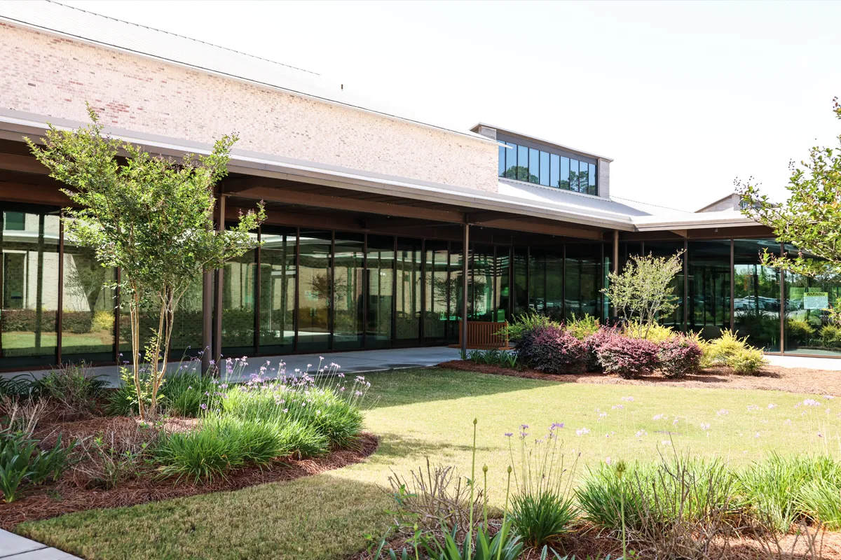 Grassy area and landscaping at the Jeter Couryard at PCOM South Georgia