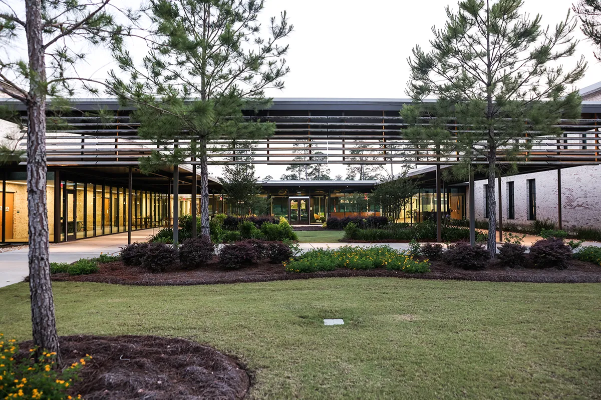 Wide view of the landscaping within PCOM South Georgia's Jeter Courtyard