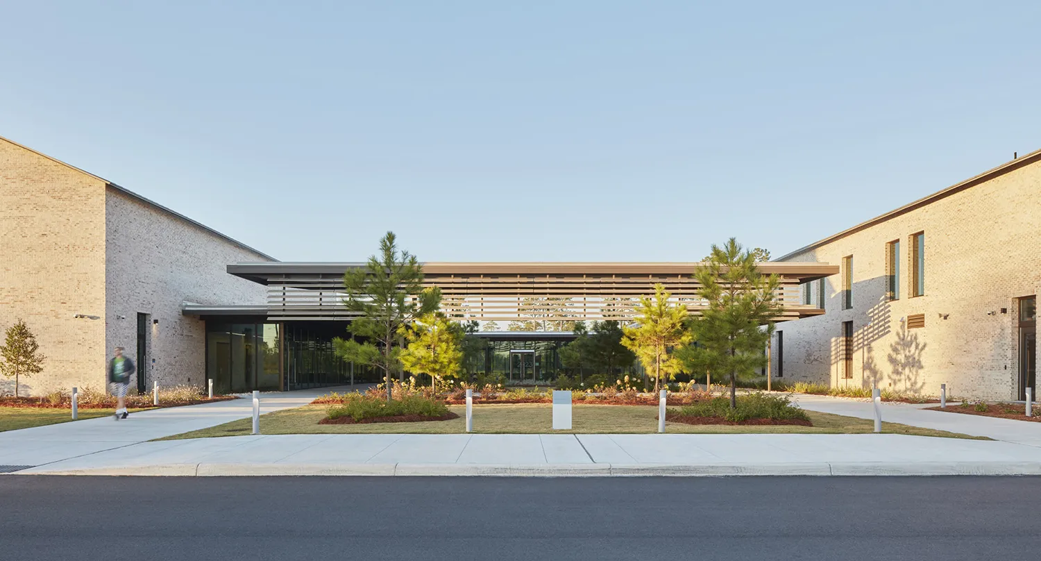 Wide view of the front of Jeter Couryard at PCOM South Georgia