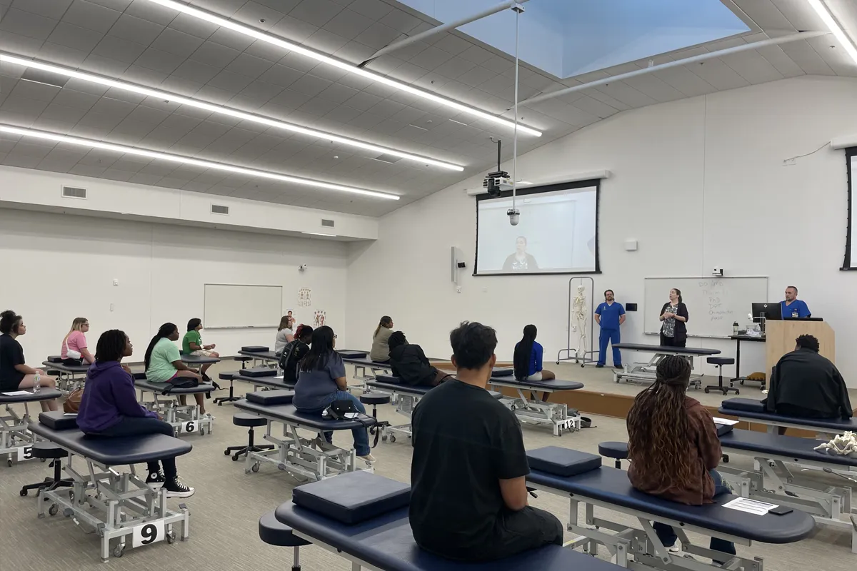 Prospective students receiving a tour of the OMM Lab at PCOM South Georgia