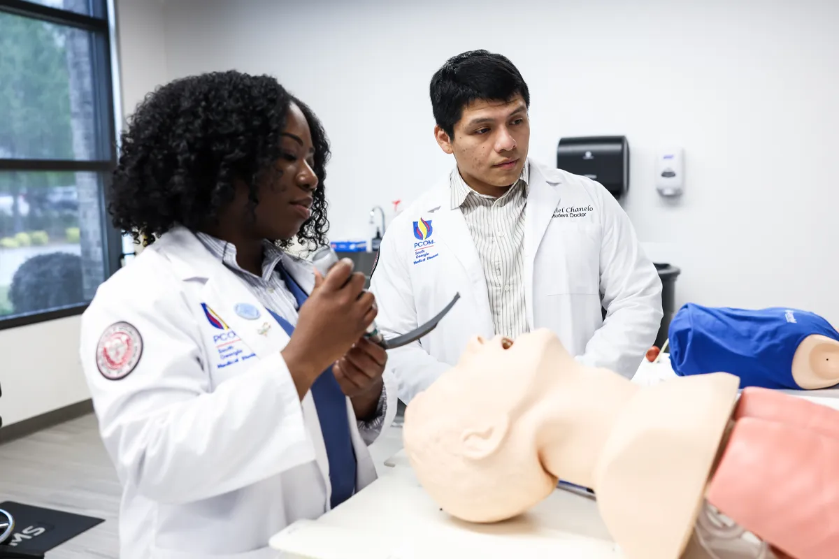 Students practicing on simulation mannequins in the PCOM South Georgia Simulation Center