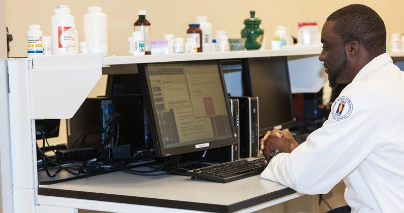 PCOM Georgia PharmD student uses a computer in a products lab.