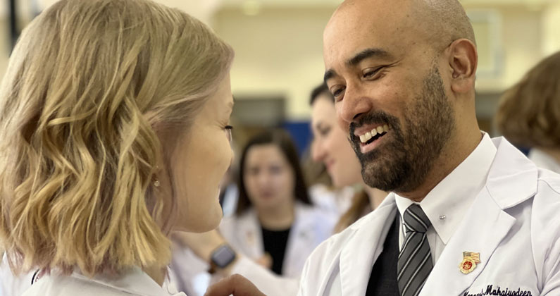 A DO medical student from the class of 2024 receives a pin.